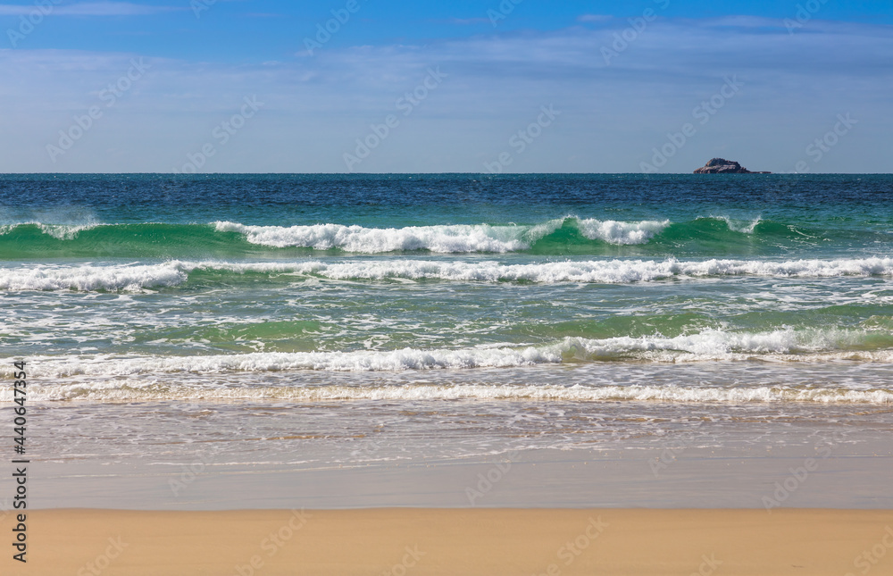 Paisagem de praia com ondas no Brasil