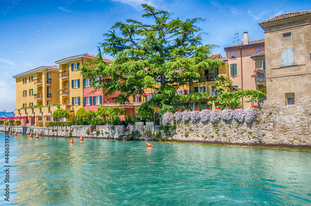 Obraz premium Scenic view of Sirmione, Lake Garda, Italy