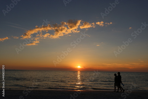 couple at sunset © Ed Bravo