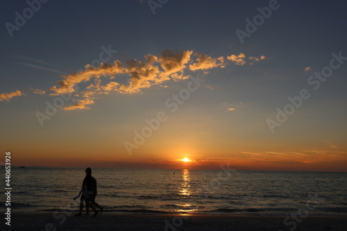 silhouette of a couple on the beach © Ed Bravo