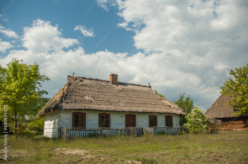 wiejskie chaty w muzeum wsi w Maurzycach w Polsce