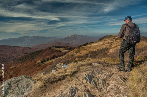 turysta na szczycie góry. Bieszczady, Polska