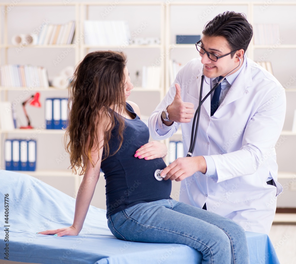 Obraz premium Doctor examining pregnant woman patient