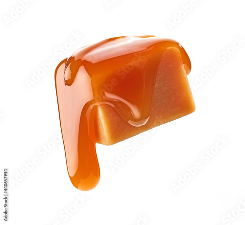 Fotografía caramel sauce flowing on flying caramel candy