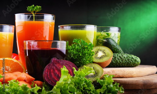 Fototapeta Naklejka Na Ścianę i Meble -  Glasses with fresh organic vegetable and fruit juices