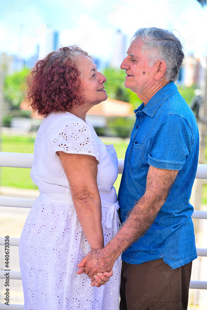 couple holding hands, National Day of the Elderly, International Day of the Third Age, s3nior life