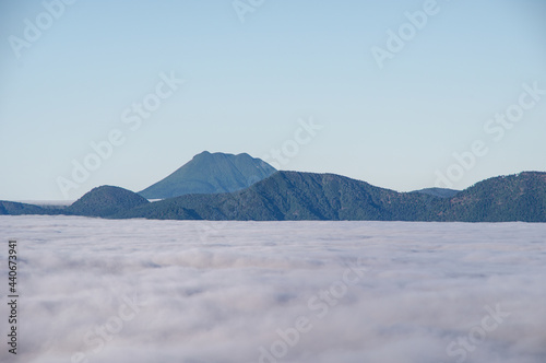 青空と雲海と遠くの山々。  © Masa Tsuchiya