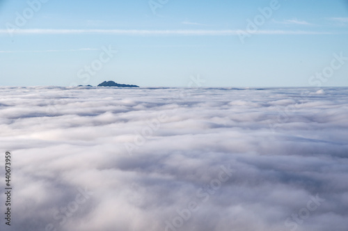 雲海と青空と遠くの山々。 © Masa Tsuchiya