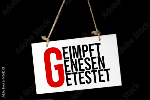 Ein Schild Geimpft Genesen Getestet photo