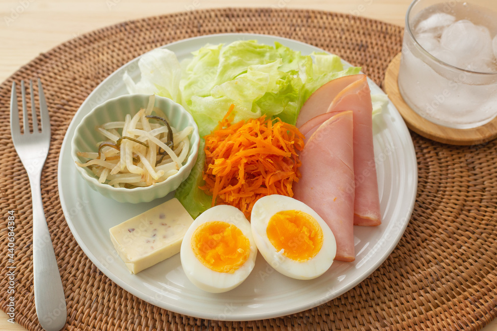 ダイエット中の食事のイメージ ダイエット中の食事のイメージ