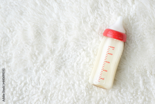 Foto ミルクの入った哺乳瓶