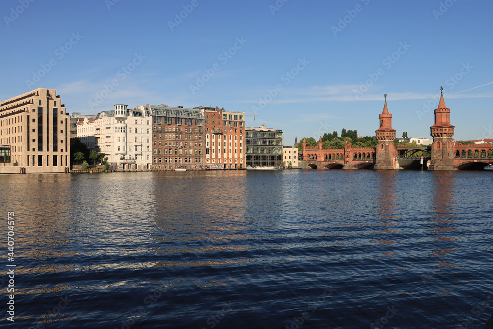 Obraz premium Berlin; Kreuzberger Spreeufer an der Oberbaumbrücke