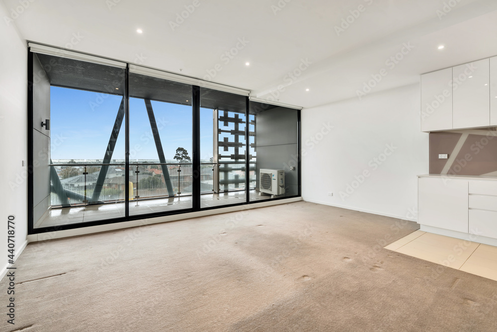 Obraz premium Empty and unfurnished brand new apartment