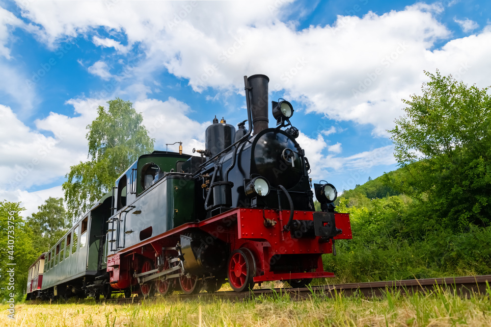 Fototapeta premium Dampflokomotive Eisenbahn Sauerländer Kleinbahn Plettenberg Lok Schmalspurbahn Qualm Museumszug Deutschland Nostalgie Romantik Zug Froschperspektive Weitwinkel Germany Sauerland Vintage