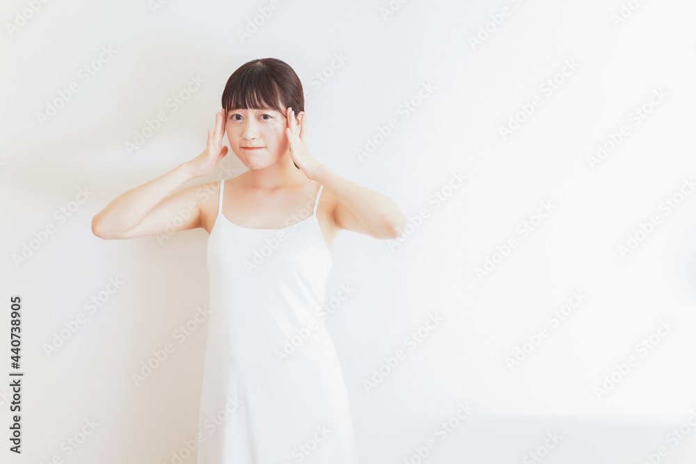 ダイエットをする若い女性