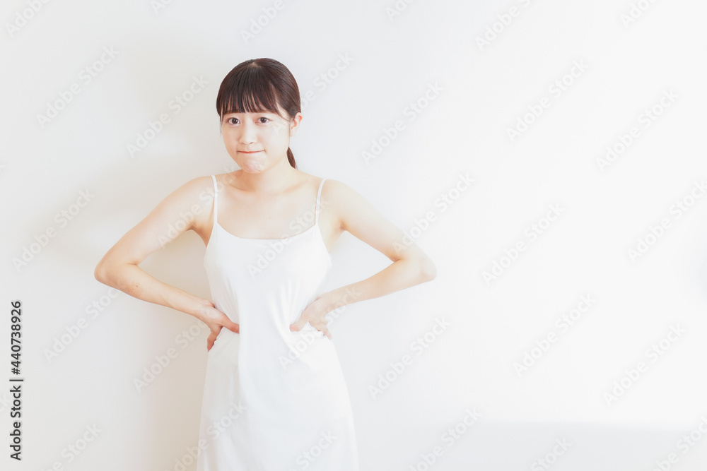 ダイエットをする若い女性