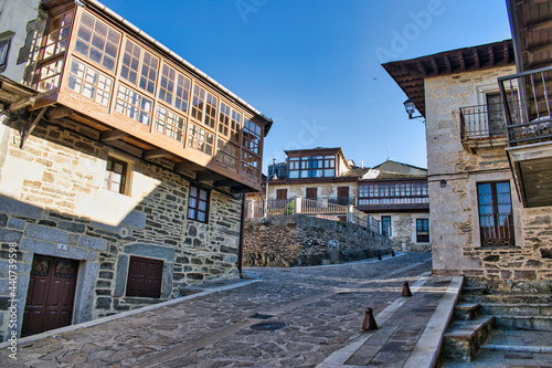 Calle empedrada de la villa Puebla de Sanabria en la provincia española de Zamora