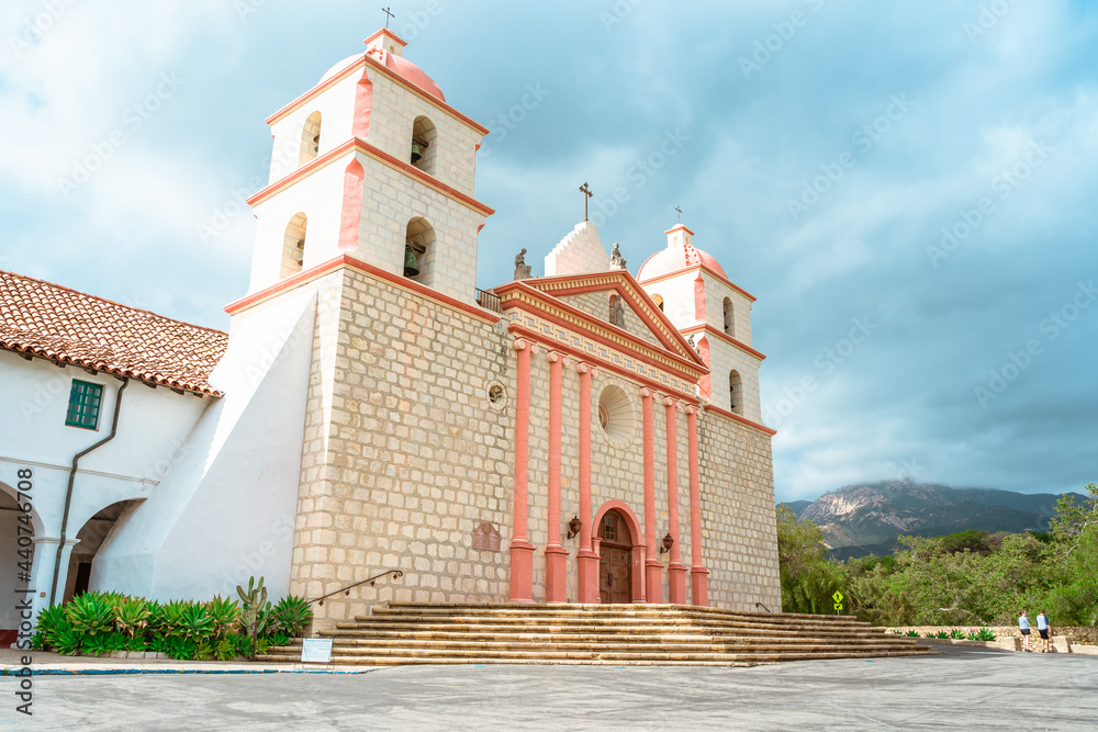 Fototapeta premium Beautiful view of the Church of St. Barbara Mission in Santa Barbara, California