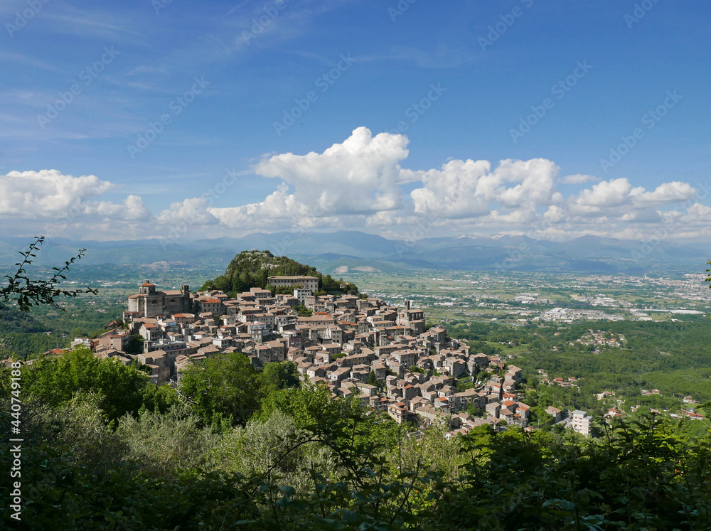 vista del caratteristico borgo laziale di palombara sabina in italia