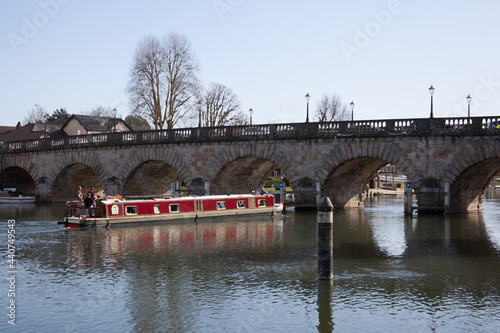 Foto A narrowboat passing underneath Maidenhead Bridge in Berkshire in the UK