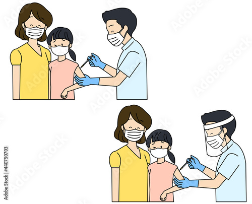 子供にワクチン接種をする医師、看護師（半袖）