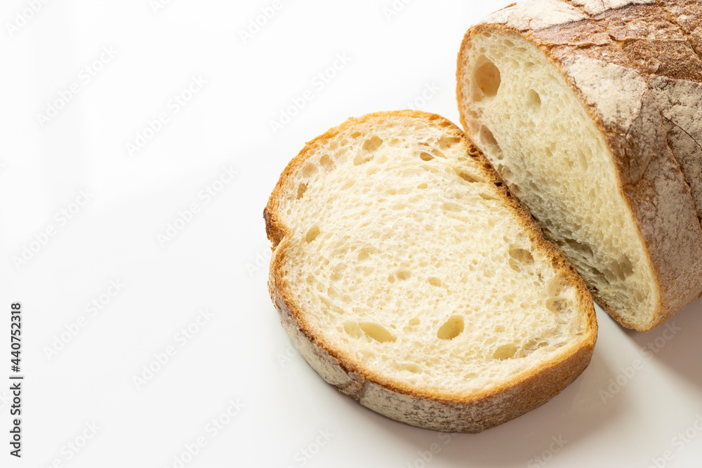 ライ麦粉をふりかけた、カット後のフランスパン