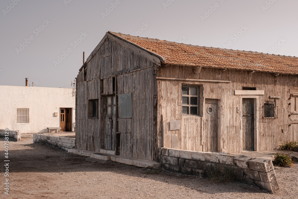 casa de madera deteriorada en el pueblo de Cabo de Gata, Andalucia, Spain