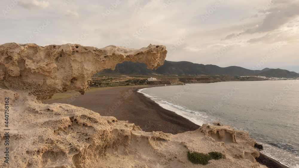 duna fósil gigante en primer plano, al fondo la playa de los escullos en Cabo de gata