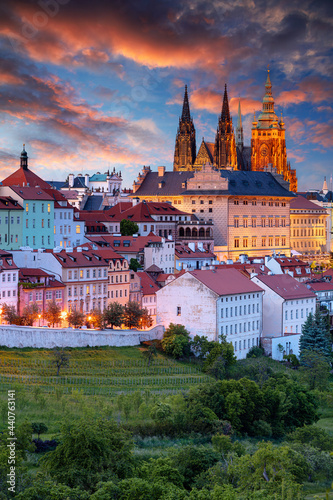 Obraz na płótnie Prague Skyline. Aerial cityscape image of Prague, capital city of Czech Republic with St. Vitus Cathedral at summer sunset. w salonie