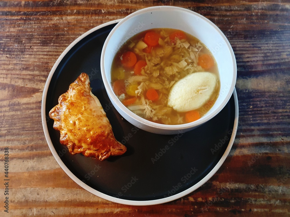 HÜHNERSUPPE MIT GRIEßNOCKERL HÜHNERSUPPE MIT GRIEßNOCKERL
