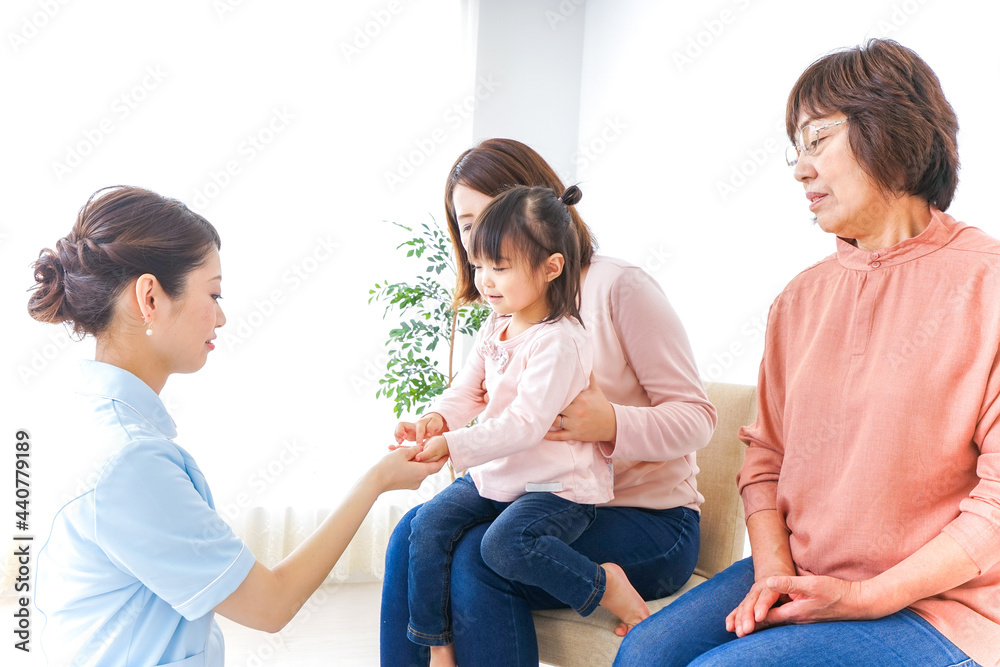 家族で検診を受ける子供