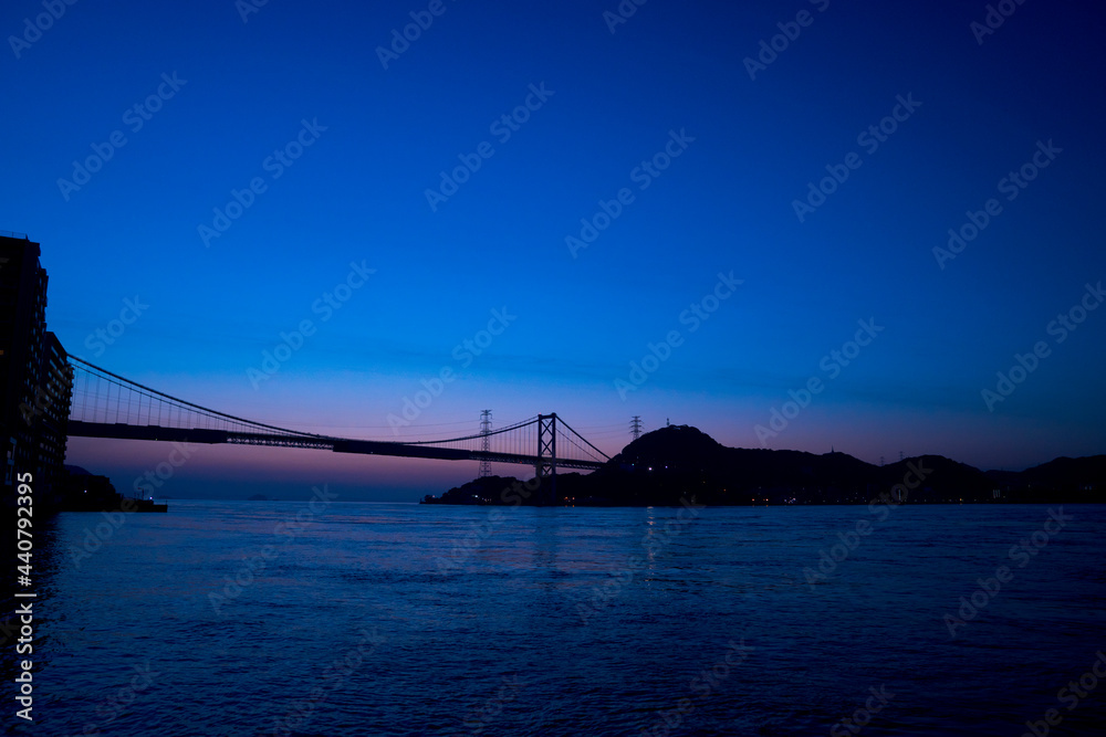 Obraz premium 関門橋 日の出前