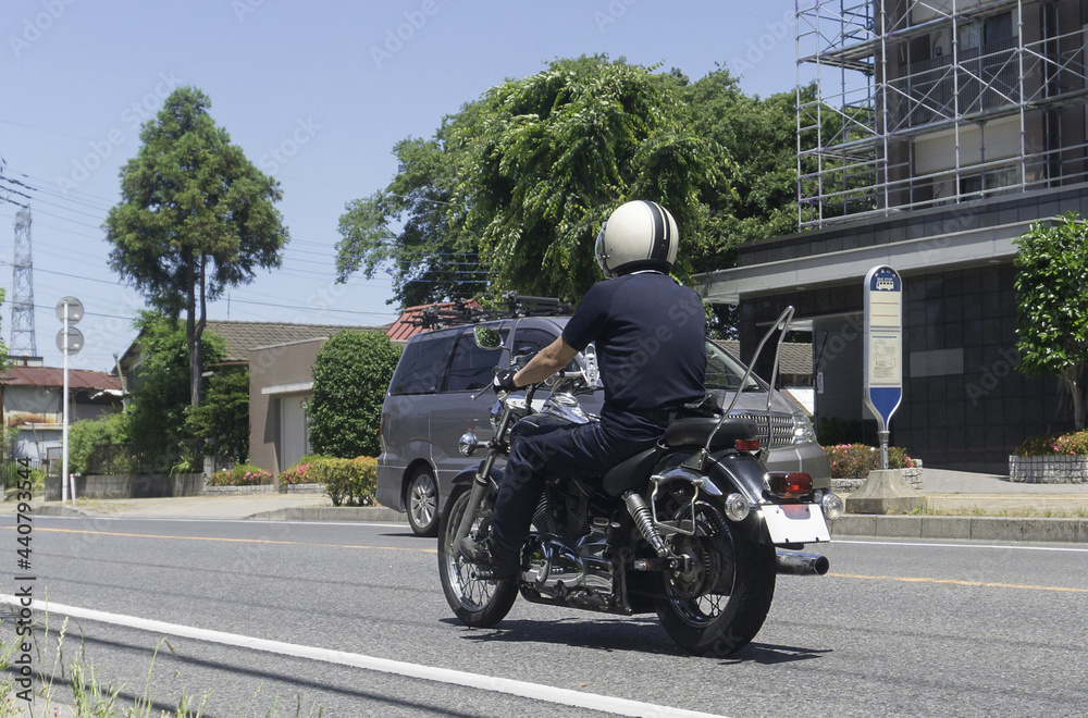 道路に走る大型オートバイ