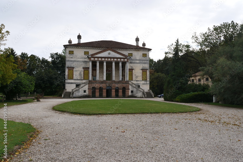 A large building with grass in front of a house Villa Avezzu Fratta Polesine 