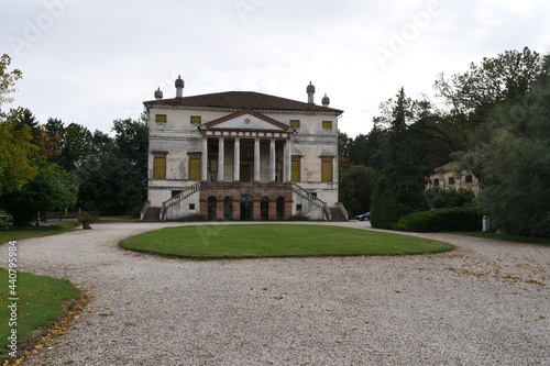 A large building with grass in front of a house Villa Avezzu Fratta Polesine 