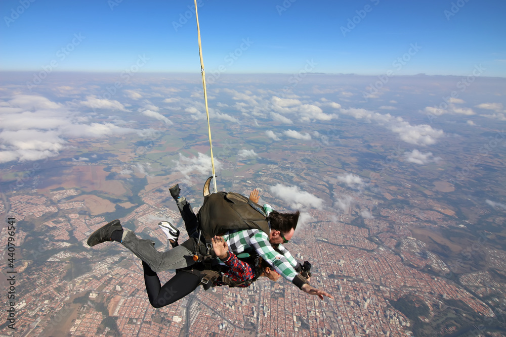 Obraz premium Tandem parachute jump. Beautiful Brazilian woman.