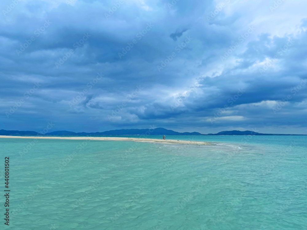 沖縄・竹富島の透き通る海ときらめく白砂