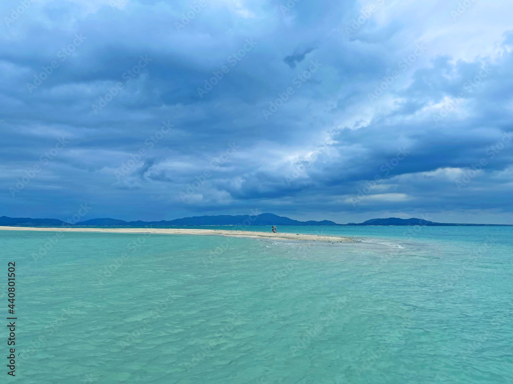 Fototapeta premium 沖縄・竹富島の透き通る海ときらめく白砂