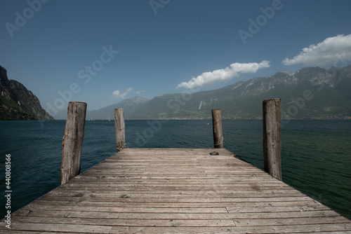 Pontile sul lago in una bella giornata