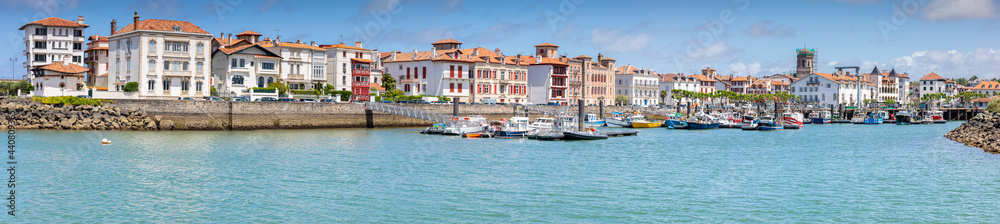 Vue sur le port de la ville de Saint-Jean-de-Luz dans le département des Pyrénées-Atlantiques.

