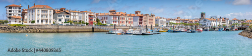 Vue sur le port de la ville de Saint-Jean-de-Luz dans le département des Pyrénées-Atlantiques. 