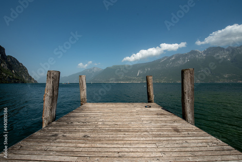 Pontile sul lago in estate