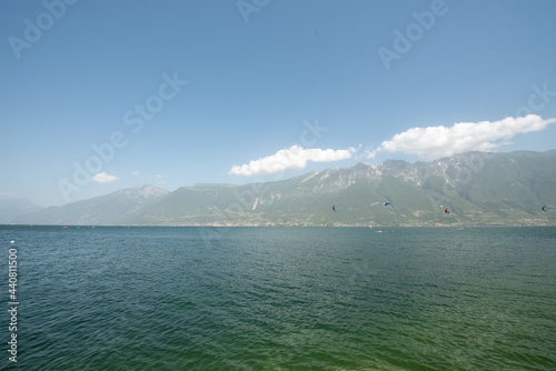 vista sul lago con cielo limpido