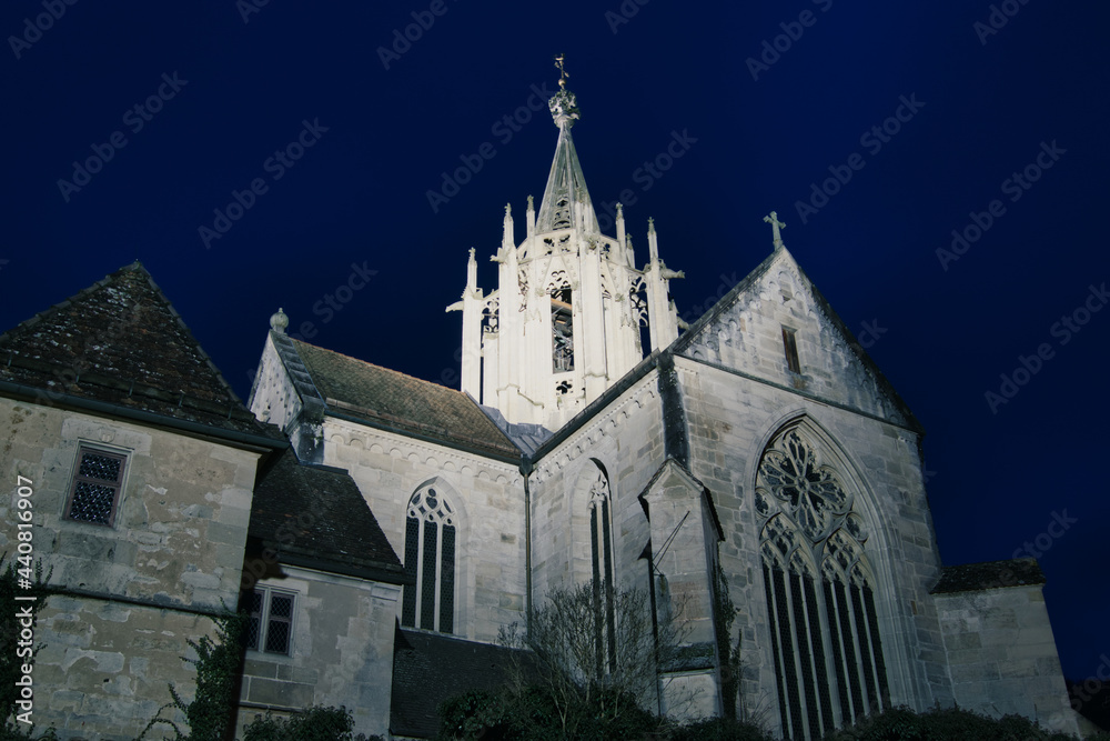 Beleuchtete Klosterkirche in der Nacht