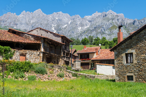 Obraz na plátně countryside town of potes in europa peaks park ,Spain