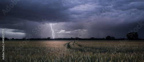 Fotografija Lightning strike during a summer thunderstorm near Rastatt Plittersdorf