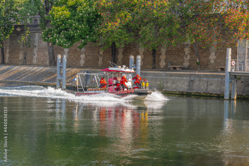 Fototapeta premium Paris, France - 05 02 2021: Paris firefighters carrying out a training outing near Le pont Neuf and Ile de la Cité in quai de Seine