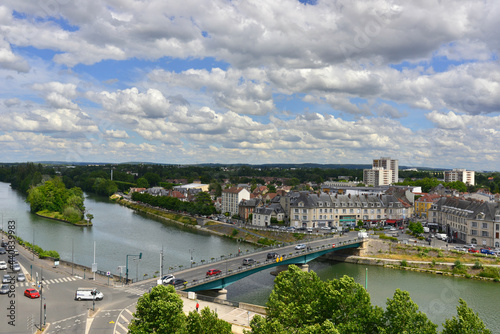 Vue sur le Pont-de-l'Oise et Saint-Ouen-l'Aumône (95310) depuis les hauteurs de Pontoise (95300), département du Val-d'Oise en région Île-de-France, France