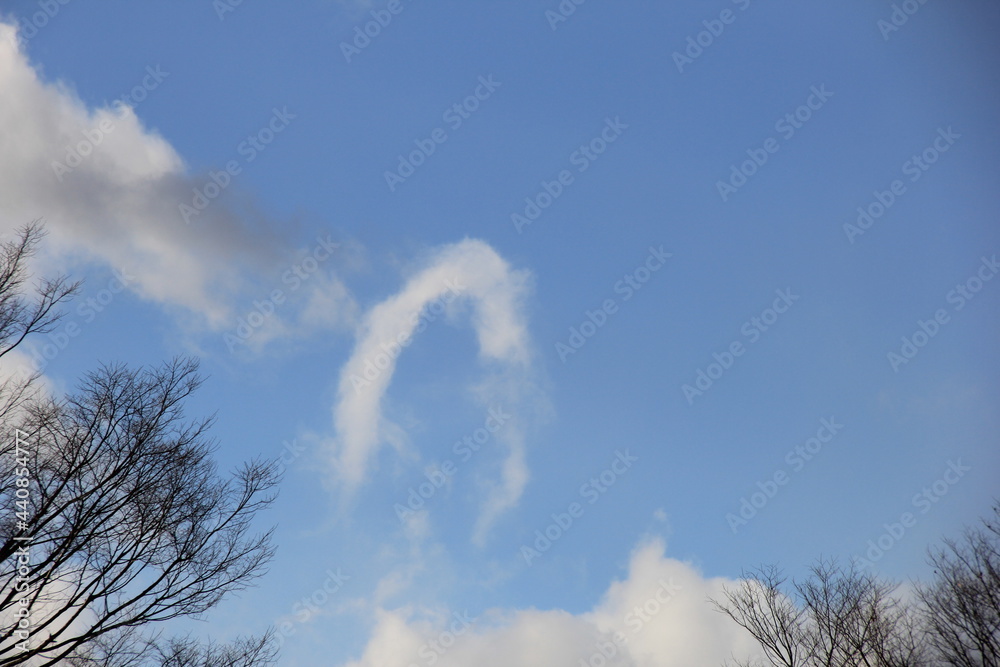 逆U字型の雲がある青空 逆U字型の雲がある青空