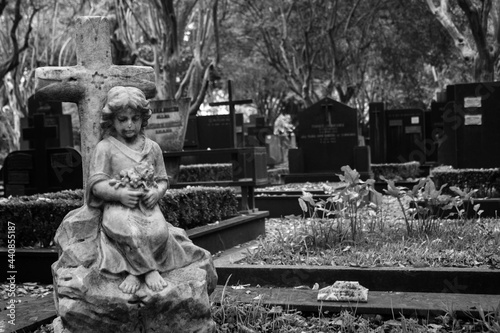 cementerio, gotic, lapida, blancoynegro cadenas, estatuas, rosas photo